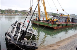 Quảng Ninh cứu hộ tàu du lịch Minh Hiếu bị nước tràn vào khoang máy